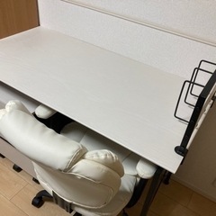 机、椅子、棚の三点セット