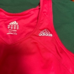 adidasタンクトップの画像
