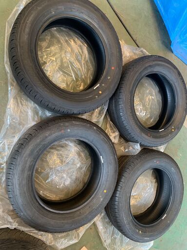 新車外しのタイヤ２１５－６０／１６です