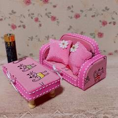 スレンダーな猫ちゃん柄のソファーセットの画像