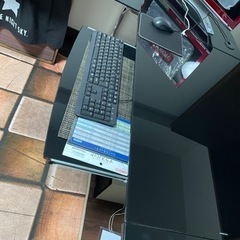 L字ガラステーブル　パソコンデスク　イスおまけの画像