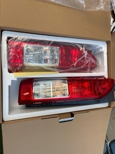 ハイエース　7型　テールランプ　新車外し