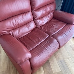 自動で倒れる赤い本革ソファ