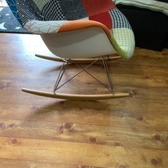 お洒落なロッキングチェアとイージーチェアの画像