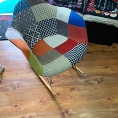 お洒落なロッキングチェアとイージーチェアの画像