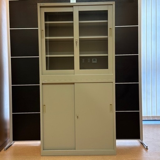 【美品・上下2個セット】オフィス鍵付き棚　オフィス家具　スチールローキャビネット　事務所棚　引き違い　書類棚　