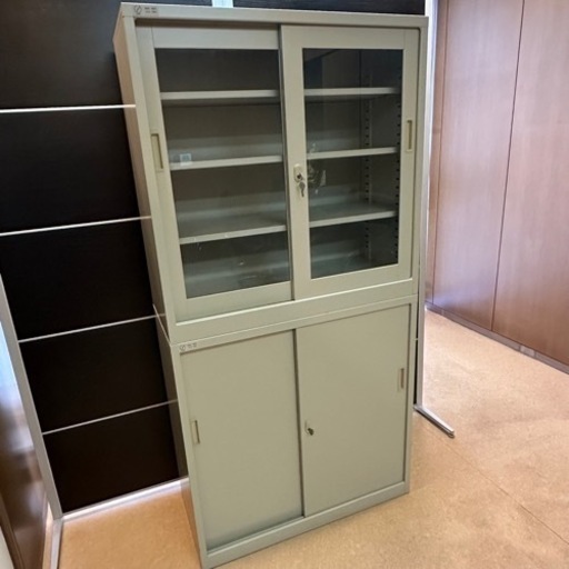 【美品・上下2個セット】オフィス鍵付き棚　オフィス家具　スチールローキャビネット　事務所棚　引き違い　書類棚　