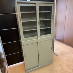 【美品・上下2個セット】オフィス鍵付き棚　オフィス家具　スチールローキャビネット　事務所棚　引き違い　書類棚　の画像