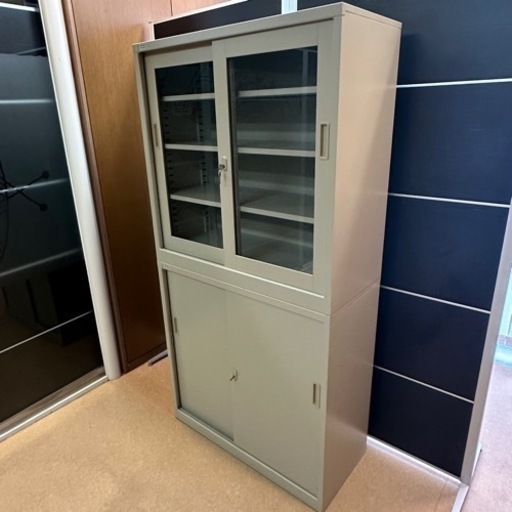 【美品・上下2個セット】オフィス鍵付き棚　オフィス家具　スチールローキャビネット　事務所棚　引き違い　書類棚