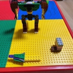 レゴ遊びできるテーブル　決めましたの画像