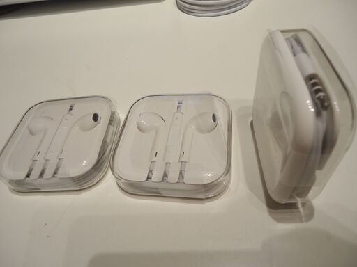 iPhone純正　ケース入りイヤフォン3個・充電アダプター付きイヤフォン２個・ライトニングケーブル２個