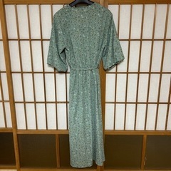 小花柄ワンピースの画像