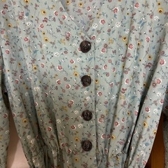 小花柄ワンピースの画像