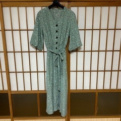小花柄ワンピース