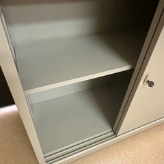 【美品】オフィス鍵付き棚　オフィス家具　スチールローキャビネット　事務所棚　書類棚　引き違いの画像