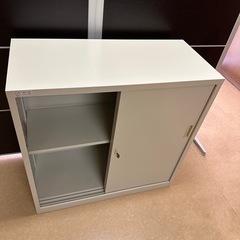 【美品】オフィス鍵付き棚　オフィス家具　スチールローキャビネット　事務所棚　書類棚　引き違いの画像