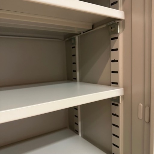 【美品】オフィス鍵付き棚　オフィス家具　スチールローキャビネット　事務所棚　書類棚　引き違い　前面ガラス　