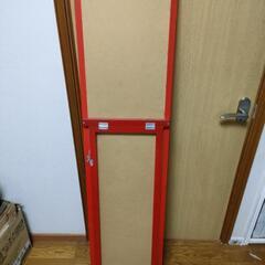 スタンドミラー。赤色。の画像