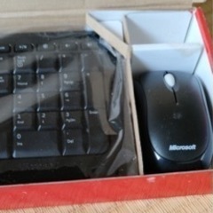 ワイヤレスキーボードとマウスの画像