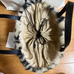 レイジースーザン　フェイクファーハンドバッグの画像