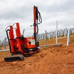 【日払い可能】太陽光発電所建設杭打ち作業重機手元【食費支給】