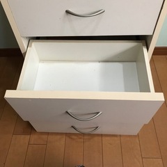 ニトリ　カラーボックス白　引出し4杯の画像