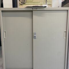 ファイルキャビネット　鍵付き　　多分スチール製