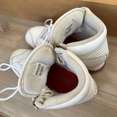 24.0 adidas白スニーカーの画像