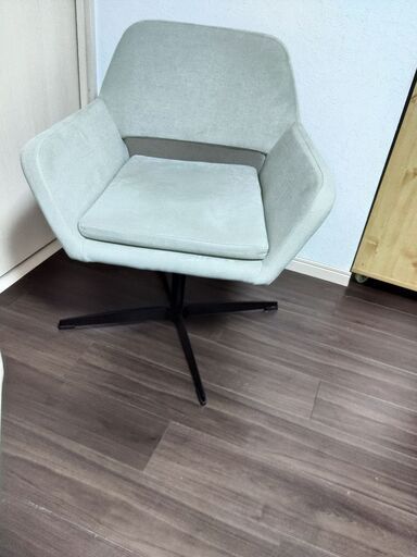 4月に買った回転式ダイニングチェア
