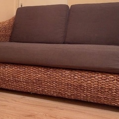 至急！お洒落なラタンソファーの画像