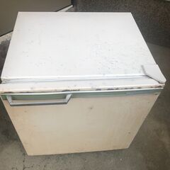 小型冷蔵庫差し上げます(45 x 52 x H57㎝)