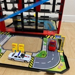 ミニカー　キャリーケースプレイセット！トイザラスの画像