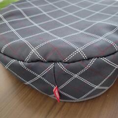 サーモスの保温カバーと木製プレートの画像