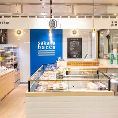 【時給1300円/交通費支給/昇給あり】東京駅勤務★生鮮品の社員割引制度あり★お洒落な魚屋さんの店舗販売スタッフ!の画像