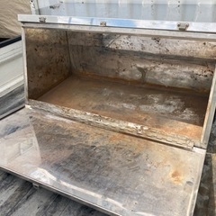 トラック用ステンレス工具箱900mm幅の画像