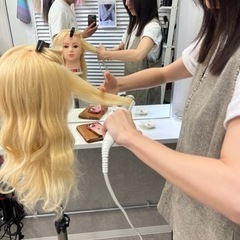 大人気原宿駅近巻き髪レッスン！不器用さん集まれ！コテ巻き教室の画像