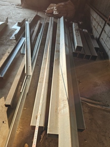 鉄骨、4.3m前後15cm＊15cm(厚さ7mm)4本、同じ短いのは7本(1.7m長さ)