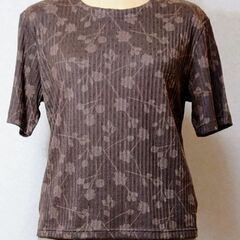 【季節物】👚半袖Ｔシャツ／婦人用Ｌ こげ茶色に薄茶の花柄✨初開封品