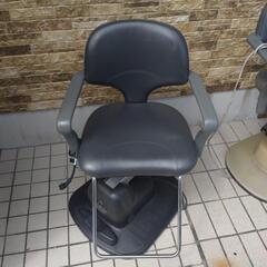美容室で使っていた電動チェアなどの画像