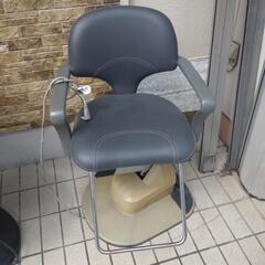 美容室で使っていた電動チェアなどの画像
