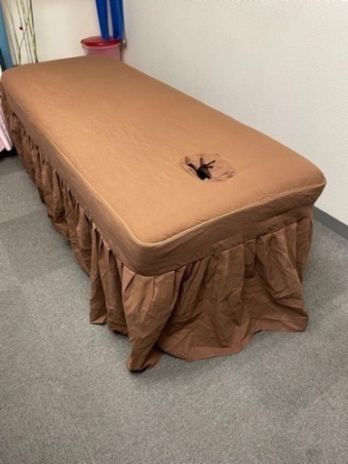 マッサージ用有孔ベッド(ベッドカバー新品､足置きマクラ付き)