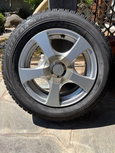 スタッドレスタイヤをお譲りします　購入者の方ありがとうございました