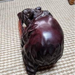熊の木の彫り物の画像