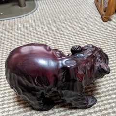 熊の木の彫り物の画像