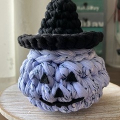 おうちでハロウィン　かぼちゃ　小物入れ　ズパゲッティ　Tシャツヤーン　花柄ブルー② ハンドメイドの画像