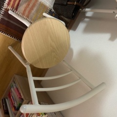 机と椅子二つの画像