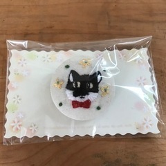 ☆ハンドメイド☆刺繍ブローチ 猫 ハチワレお花 バックやお洋服に♪♪