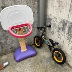 キックバイクと高さ調整可能バスケゴール