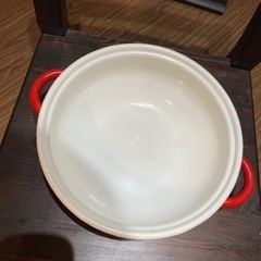 赤いホーロー鍋の画像