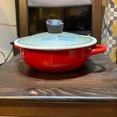 赤いホーロー鍋の画像